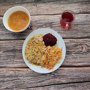Dieta podstawowa Żurek z ziemniakami Fasolka po bretońsku Chleb mieszany pszenno-żytni Surówka z pora z jabłkiem Kompot owocowy z jabłkami